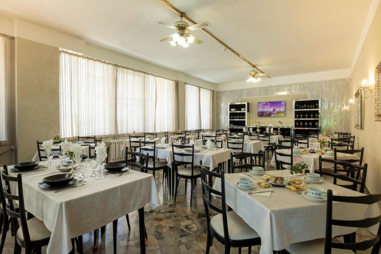 Hotel Giumer Rimini Eksteriør billede