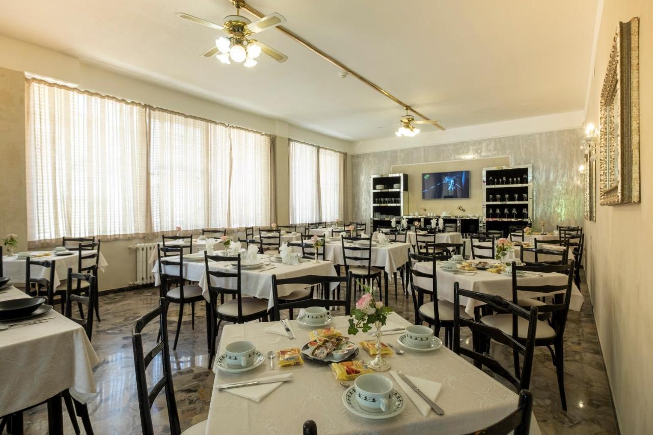 Hotel Giumer Rimini Eksteriør billede